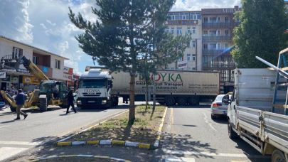 Acemi TIR Sürücüsü trafiği kilitledi