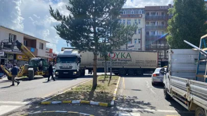 Acemi TIR Sürücüsü trafiği kilitledi