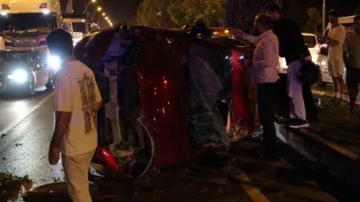 Kontrolden çıkan otomobil önce araca sonra refüje çarpıp karşı şeride geçti
