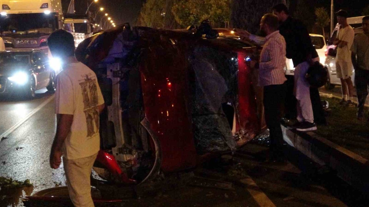 Kontrolden çıkan otomobil önce araca sonra refüje çarpıp karşı şeride geçti