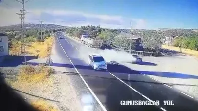 Elazığ’da trafik kazası güvenlik kamerasına yansıdı