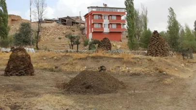 Erzincan’da kışlık tezek hazırlığı