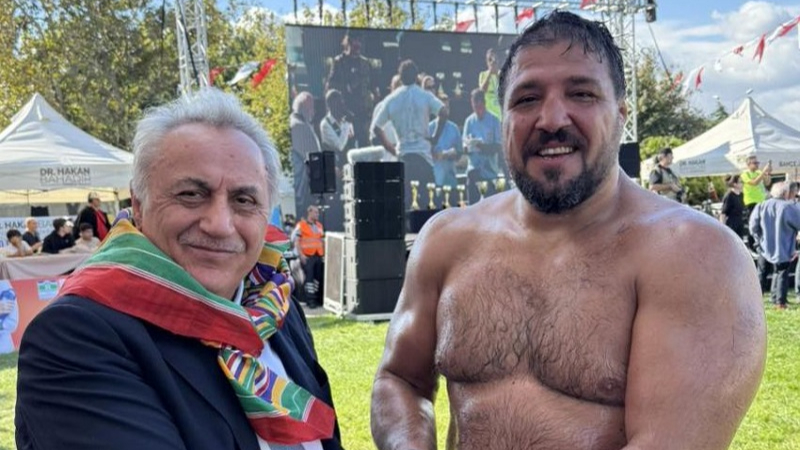 Saffet Kaya, pehlivanıyla güç gösterisi yaptı