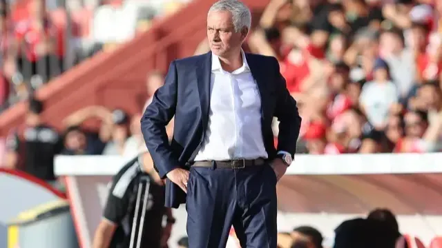 Fenerbahçe'de kazakla maça çıkan Mourinho'nun Benfica'daki yeni tarzı dikkat çekti