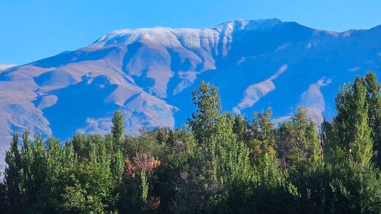 Erzincan’da Keşiş Dağının zirvesine kar yağdı
