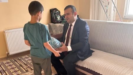 Çetinkaya, çocukların tebessümüne ortak oldu