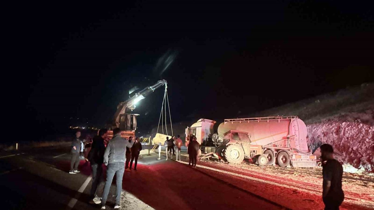 Iğdır-Doğubayazıt yolunda traktör ile kamyon çarpıştı: 3 yaralı