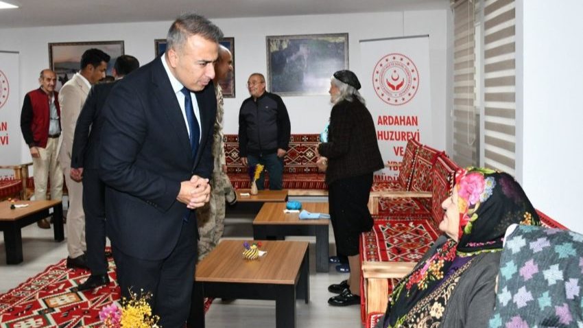 Vali Çiçek, huzurevi sakinlerini ziyaret etti