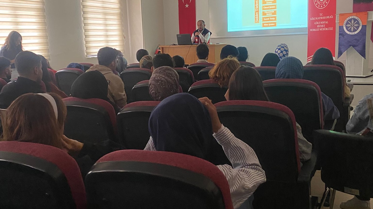 Üniversitelilere kadına yönelik şiddetle mücadele anlatıldı