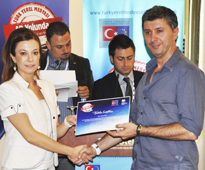 AB'nin Seminerine katılanlara sertfika verildi.