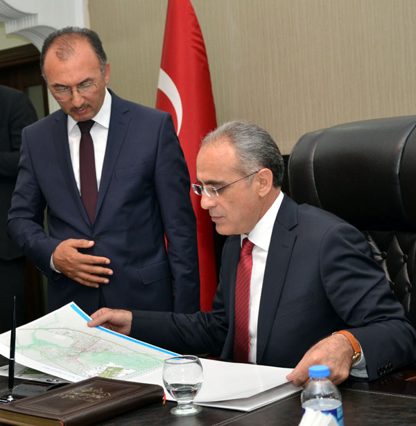 Başkan açıkladı, bakan ve gazeteciler şok oldu