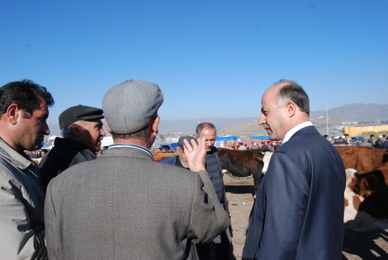 Vali Azizoğlu, alış verişe meydana indi