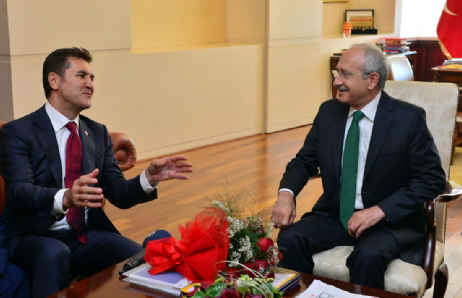 Mustafa Sarıgül, CHP rozetini yeniden taktı