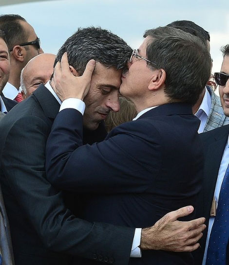 Davutoğlu'nun alnında öptüğü isim CHP'de aday adayı