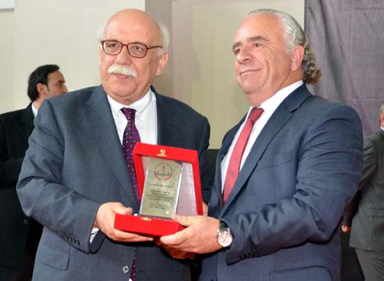 Bakan Avcı ve Vali Denizden Yılmaza plaket