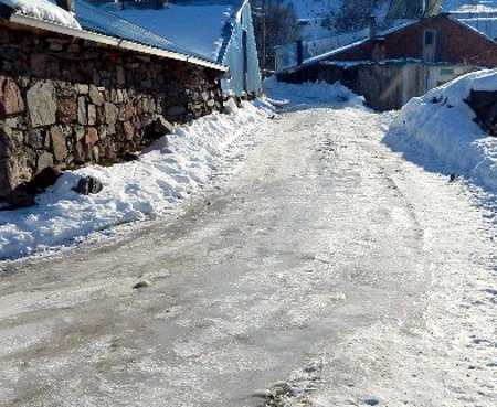 Kura Nehri dondu, Yollar buz pistine döndü!