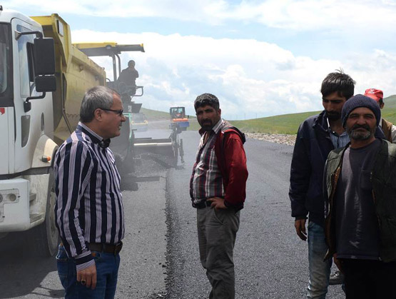 Vali, Göle yolunda asfaltlama çalışmasını denetledi!