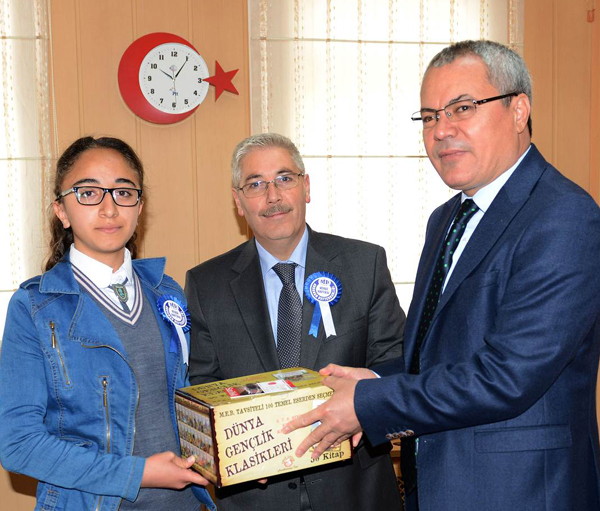 Vali Deniz, öğrencilere ödül dağıttı