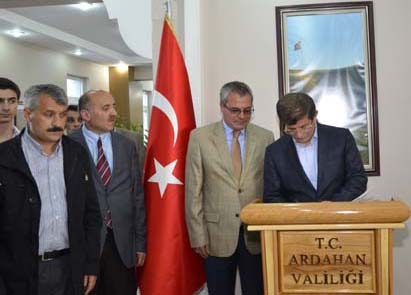 Davutoğlu: Ardahan'da başbakan gibi karşılandı!