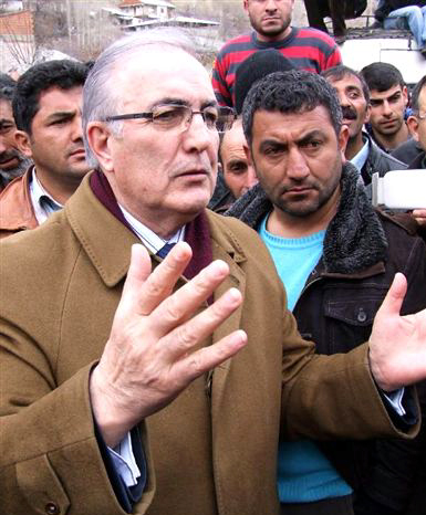 CHP'li Ensar Öğüt, Kur'an ve Bayrağa El Bastı