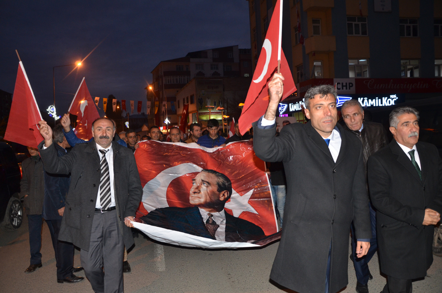 Ardahanda CHPliler meşale ile yürüdü