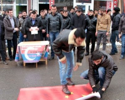 Ardahanlı Ülkücüler Çin Bayrağını Çiğnedi