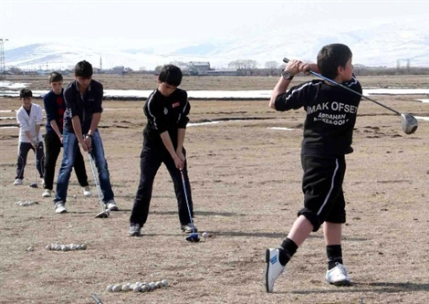 Kar kalktı Merada Golf oynamaya devam