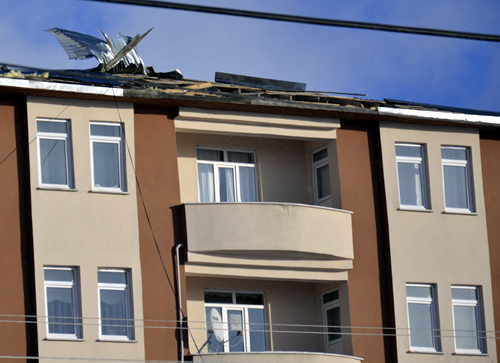 Ardahan'da Fırtına Çatıları Uçurdu, Yollar Kapandı