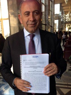 Gürsel Tekin, fezlekeleri Meclis'e götürdü