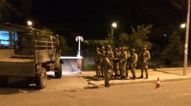 Darbeye karşı Halk toplandı, Asker caddeden çekildi