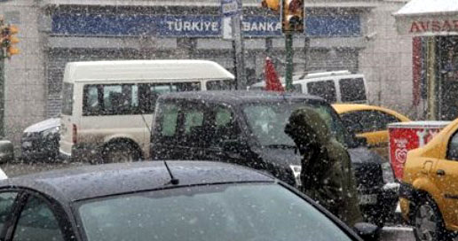 Ardahan beyaza büründü, yollar buz pistine döndü