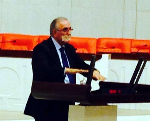 ÖĞÜT, BU KEZ KÜRSÜDE AĞZINI BANTLADI