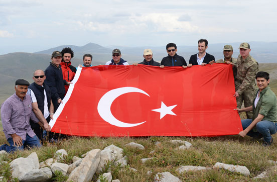 Vali Ahmet Deniz, Cin Dağı'nda Bayrak Mesajı verdi