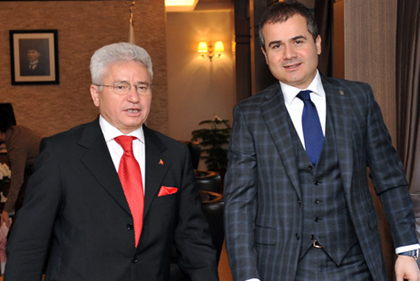 Vali Tekmen Çalışıyor, birileri seyrediyor!