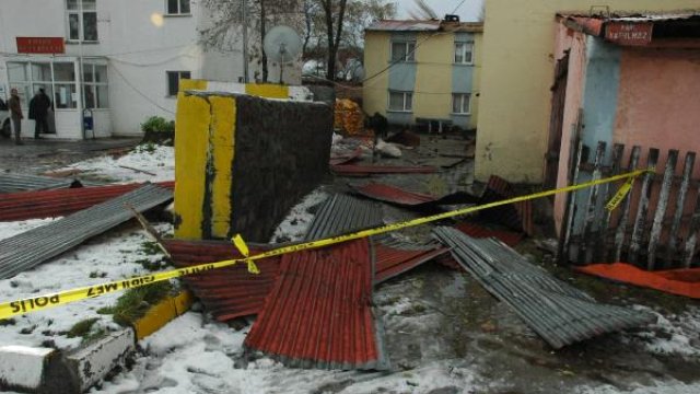 Fırtına Posof ta yine çatıları uçurdu