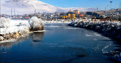 Ardahan'da Kura Nehri bu yıl erken dondu