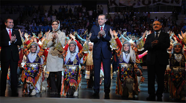 Artık tanklar yürümüyor bayram var, şölen var
