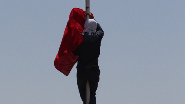 Çift taraflı provokasyon: Bayrak indirme