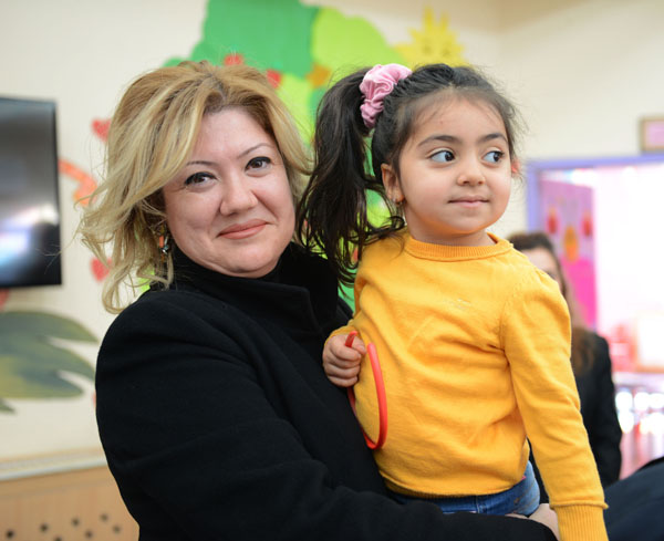 Vali Deniz ve eşi Olcay Denizden miniklere moral