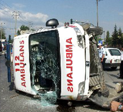 Ambulans Şarampole Uçtu: 3 Yaralı