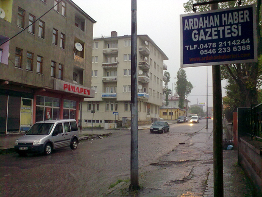 Ardahan&#8217;ı sel bastı, yağmur Belediyeye yaradı