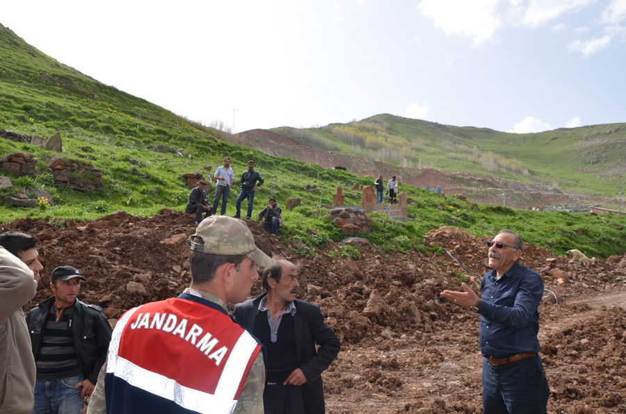 Hanakta köylüler baraj şantiyesini bastı