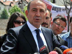Gürsel Tekin'den Eleştirilere Sert Tepki