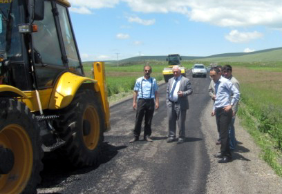 Özgür, yol yapım çalışmalarını inceledi