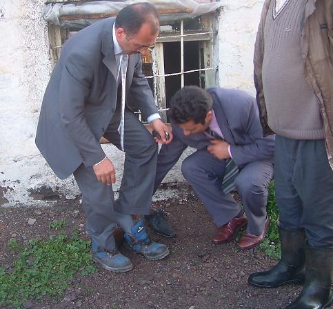 Belediye Başkanı Çizmeleri Giydi