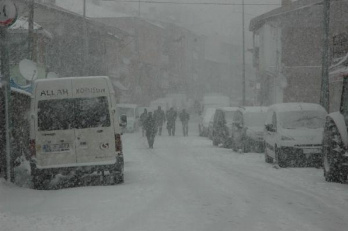 Yoğun kar yağışı hayatı olumsuz etkiliyor
