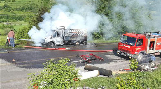 Seyir halindeki kamyonet kül oldu