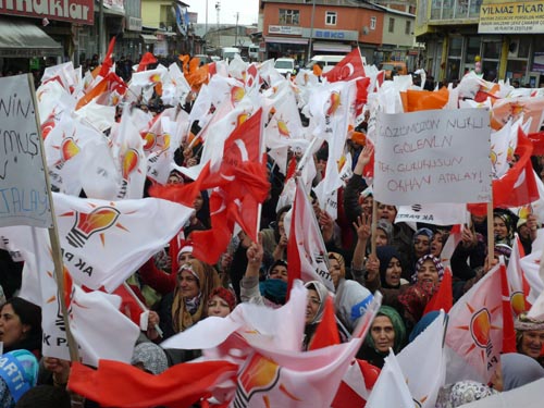 AK Parti Göle'de sel olup caddelere taştı