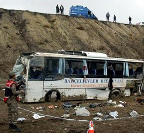 Cenaze taşıyan otobüs uçuruma yuvarlandı