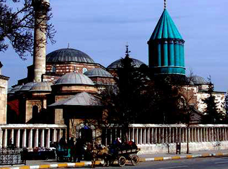 Bin 200 genç Konya'da gülecek
